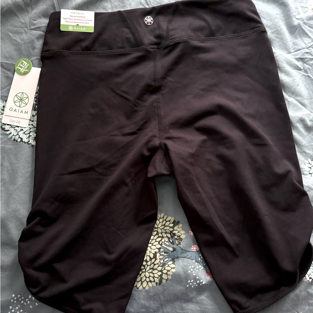 Gaiam yoga short OM style, women’s size medium, BNWT